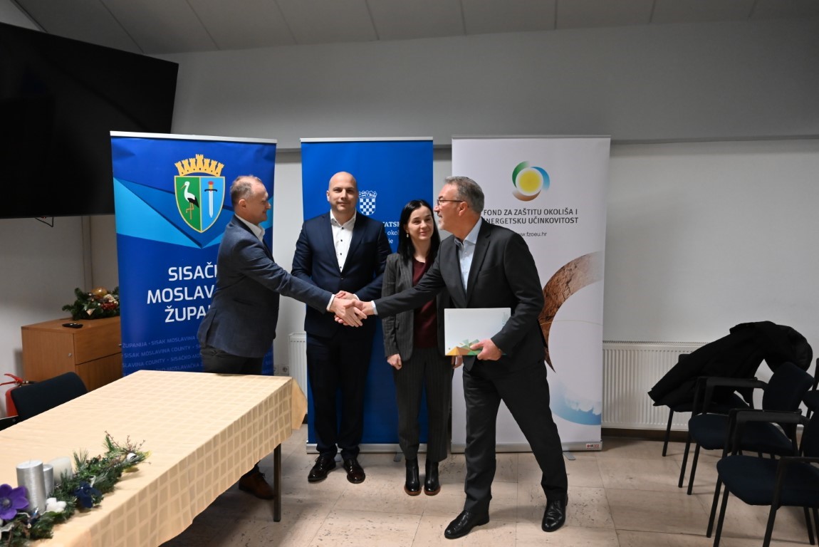  Ministrica zaštite okoliša i zelene tranzicije Marija Vučković je, zajedno s direktorom Fonda za zaštitu okoliša i energetsku učinkovitost Lukom Balenom i zamjenikom župana Mihaelom Jurićem, u prostoru Obrtničke komore SMŽ u Sisku sudjelovala u programu dodjele ugovora u okviru poziva Fonda za zaštitu okoliša i energetsku učinkovitost korisnicima s područja Sisačko-moslavačke županije.