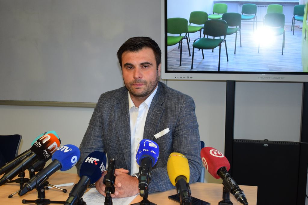 Župan Ivan Celjak je s ravnateljem Gimnazije Sisak Božidarom Dujmićem u ponedjeljak, 6. rujna 2021. godine, potpisao Sporazum kojim se županijski uredi daju na privremeno korištenje školi.