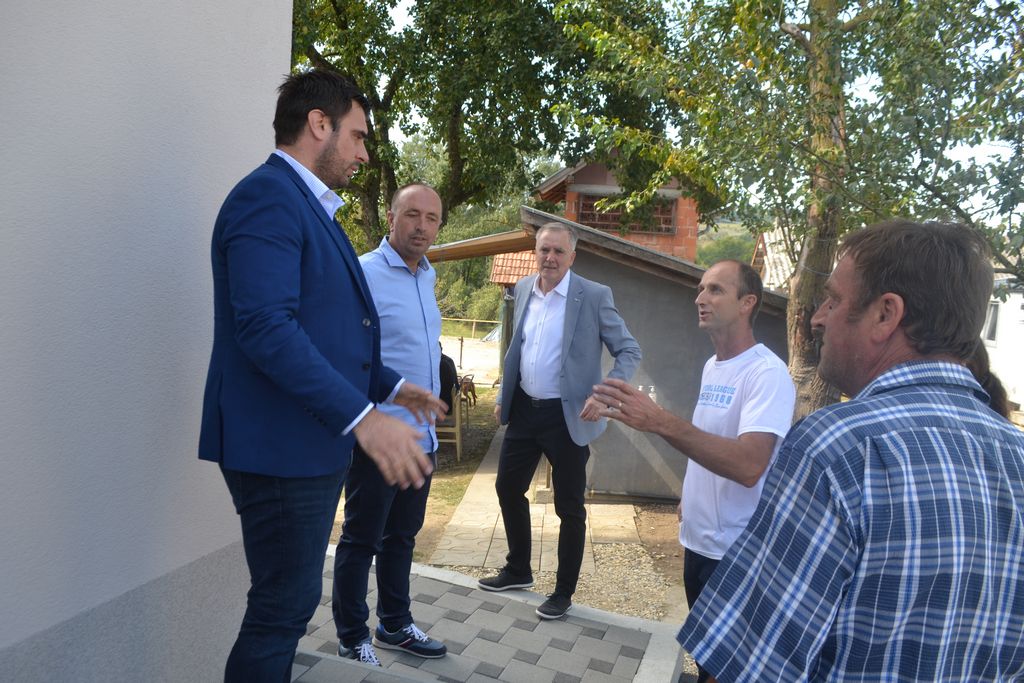 Župan Ivan Celjak je u četvrtak, 9. rujna 2021. godine, u Jabukovcu, naselju na području Grada Petrinje, nazočio svečanoj primopredaji dovršenog useljivog objekta šesteročlane obitelji Boltužić. Kuću je u cijelosti obnovila i opremila inicijativa Makarska rivijera – Srcem za Petrinju.