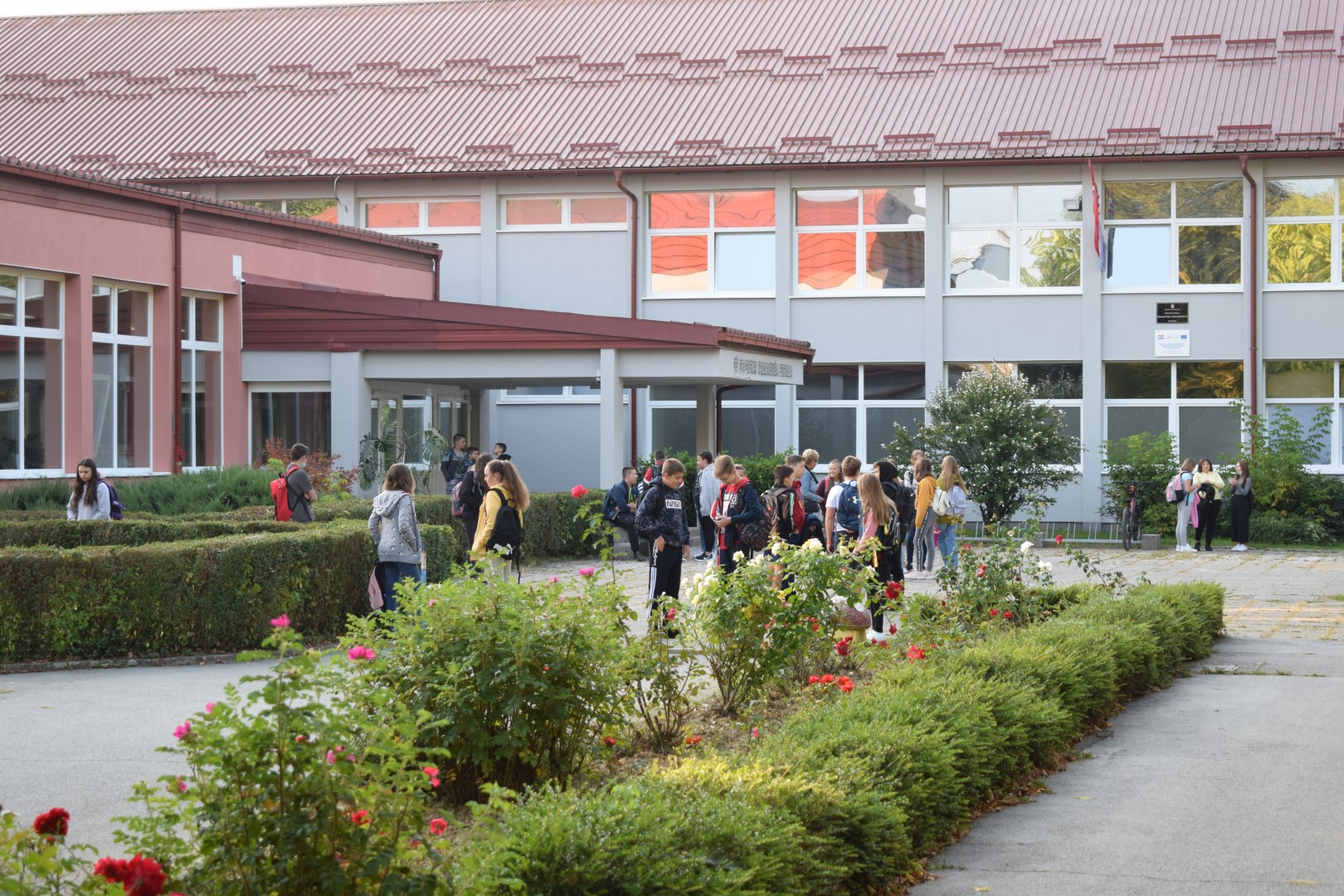 Zamjenik župana Mihael Jurić je zajedno s gradonačelnicom Petrinje Magdalenom Komes, u ponedjeljak, 6. rujna 2021. godine, posjetio Osnovnu školu Dragutina Tadijanovića u Petrinji i učenicima poželjeo uspješan početak školske godine.