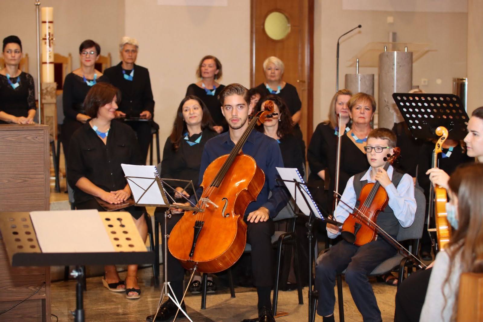Izaslanica sisačko-moslavačkog župana Ivanka Roksandić je u subotu, 18. rujna 2021. godine, nazočila koncertu Stabat Mater koji se održao u bazilici sv. Kvirina. Koncert je organizira udruga Siscia Vox Mundi.