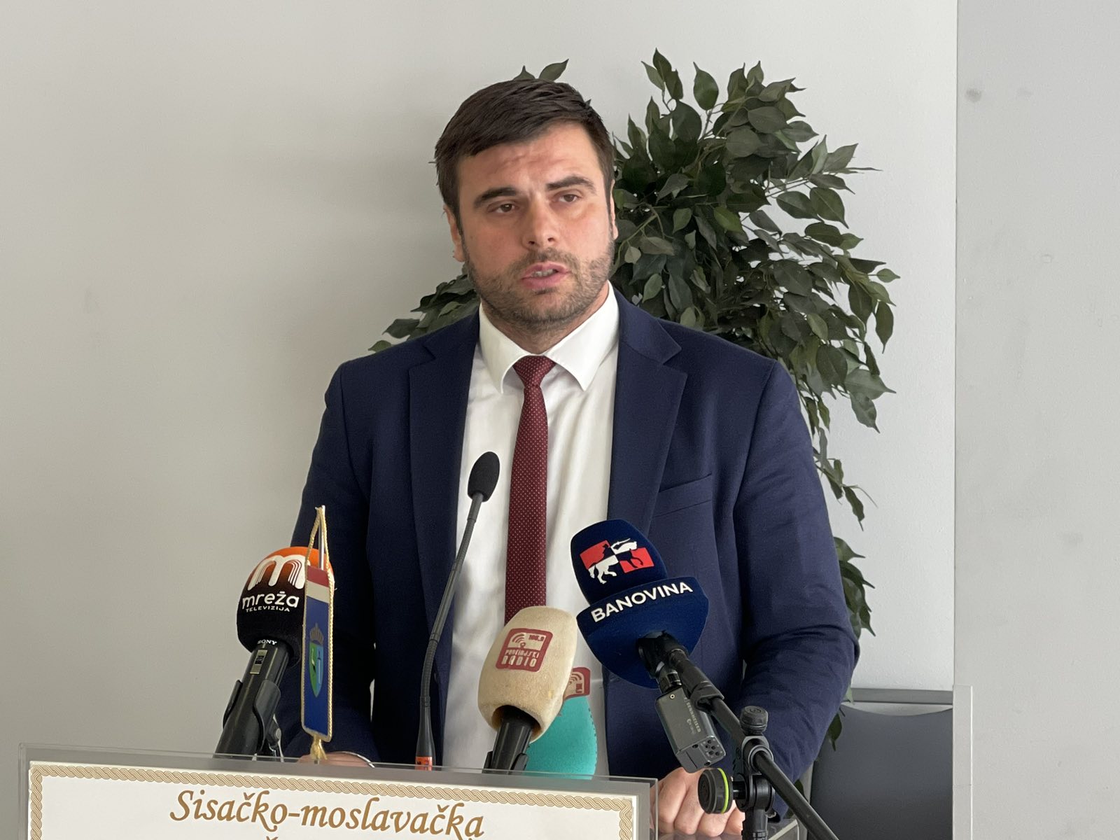 Na Aktualnom satu 10. sjednice Županijske skupštine župan Ivan Celjak, odgovarajući na vijećničko pitanje, upoznao je javnost sa stanjem obnove zdravstvenih ustanova.