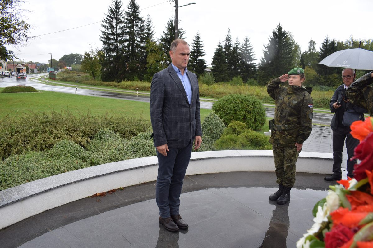 Zamjenik župana Mihael Jurić je u petak, 16. rujna 2022. godine,  u Petrinji nazočio središnjoj manifestaciji Dana sjećanja 1991.-2022. 