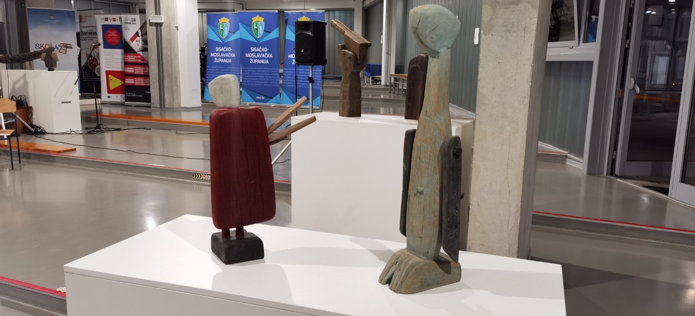 Župan Ivan Celjak je u četvrtak, 29. rujna 2022. godine, u prostoru Strukovne škole u Sisku otvorio izložbu „Retrospektiva van okvira – Marijan Glavnik“.