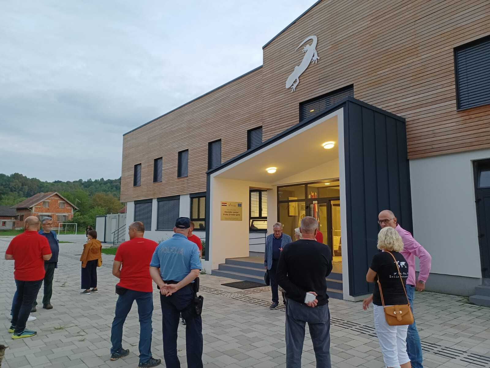 U Ekološkom centru - Vrata Zrinske gore u Prnjavoru Čuntićkom, u petak 2. rujna 20022. godine, predstavljen je turističko-planinarski zemljovid Hrastovačke gore. Ovaj projekt je realizirala Hrvatska gorska služba spašavanja stanica Novska u suradnji s Turističkom zajednicom grada Petrinje.  Turističko–planinarski zemljovid “Hrastovička gora“ namijenjen je domaćim i stranim planinarima i turistima zainteresiranim za boravak u prirodi, a koristit će i članovima HGSS-a u akcijama spašavanja.  Predstavljaju je nazočila Anita Sinjeri-Ibrišević, pročelnica Upravnog odjela za poljoprivredu, ruralni razvoj, zaštitu okoliša i prirode.