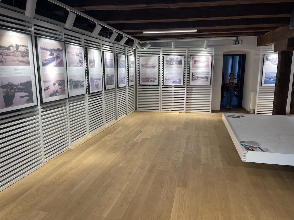 Vijećnik u Županijskoj skupštini Tomislav Kralj i predsjednica Zajednice kulturno-umjetničkih udruga SMŽ Ivanka Roksandić su u petak, 9. rujna 2022. godine, su u "Holandskoj kući" u Sisku nazočili otvorenju izložbe "Brodarska baština Siska na starim razglednicama i fotografijama iz zbirki Gradskog muzeja Sisak".