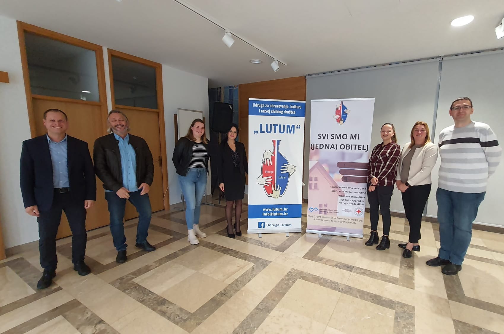 Pročelnica Upravnog odjela za obrazovanje, kulturu, šport, mlade i civilno društvo, Robertina Štajdohar, je ponedjeljak, 26. rujna 2022. godine, u Glini nazočila početnoj konferenciji projekta "Svi smo mi (jedna) obitelj" u organizaciji Udruge "Lutum".