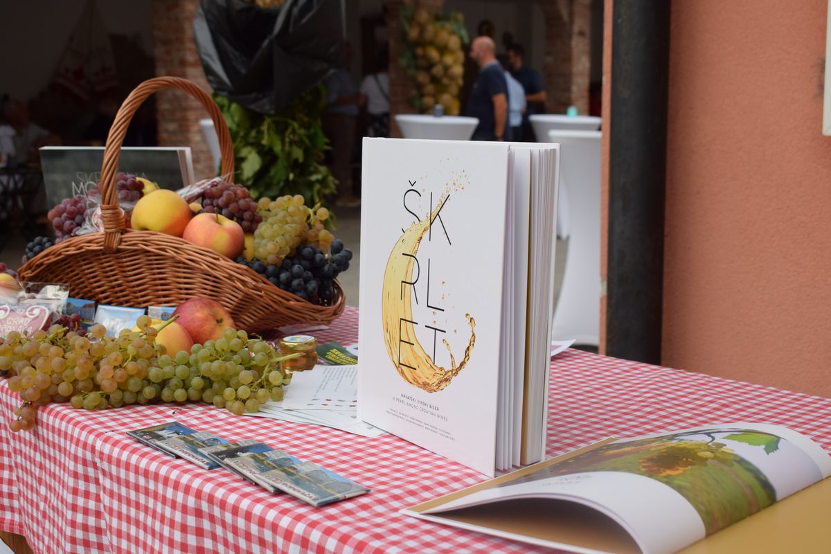 Pročelnica Upravnog odjela za poljoprivredu, ruralni razvoj, zaštitu okoliša i prirode Anita Sinjeri-Ibrišević je, kao izaslanica župana Ivana Celjaka, u subotu, 10. rujna 2022. godine, u prostoru Doma branitelja uz Pučki dom Voloder (Grad Popovača) nazočila promociji knjige "Škrlet hrvatski vinski biser", koja je održana kao dio programa 55. Voloderske jeseni.