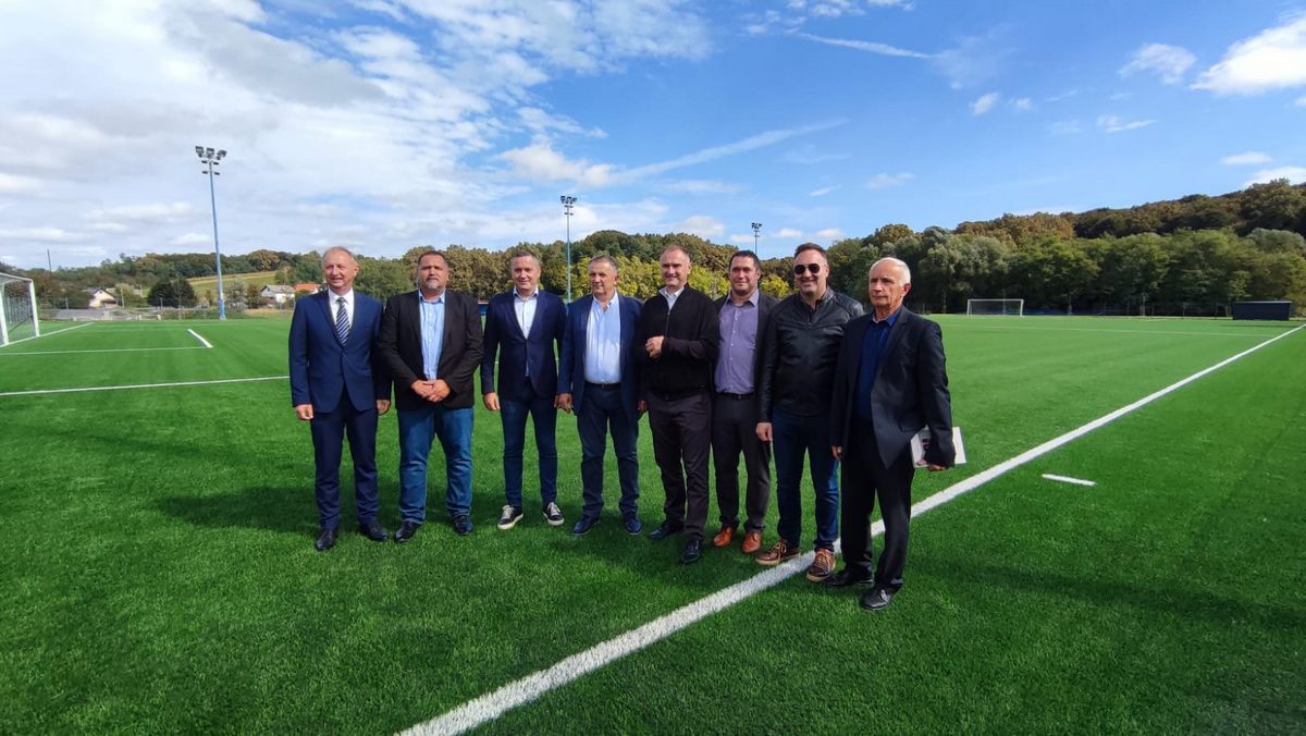 Zamjenik župana Mihael Jurić je u srijedu, 28. rujna 2022. godine, na pomoćnom terenu nogometnog stadiona u Kutini nazočio obilasku dovršenih radova na zamjeni dotrajalog pokrova umjetne trave.
