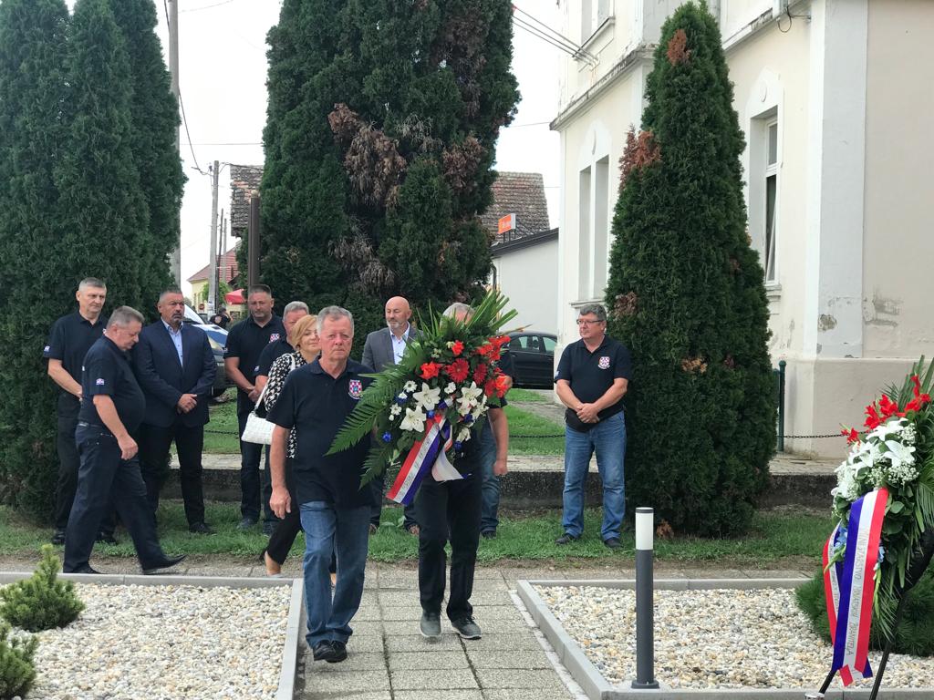 Pročelnica Upravnog odjela za zdravstvo, socijalnu skrb i hrvatske branitelje Alenka Ljubešić je u subotu, 10. rujna 2022. godine, kao izaslanica sisačko-moslavačkog župana Ivana Celjaka sudjelovala u obilježavanju desete obljetnice osnivanja Udruge hrvatskih veterana Domovinskog rata općine Martinska Ves.