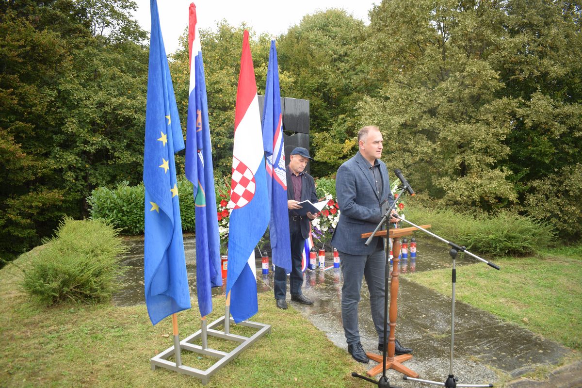 Zamjenik župana Mihael Jurić je, kao izaslanik predsjednika Vlade Republike Hrvatske Andreja Plenkovića, u petak, 30. rujna 2022. godine, u glinskom naselju Gornji Viduševac nazočio obilježavanju 31. obljetnice progona hrvatskog stanovništva s područja grada Gline. 