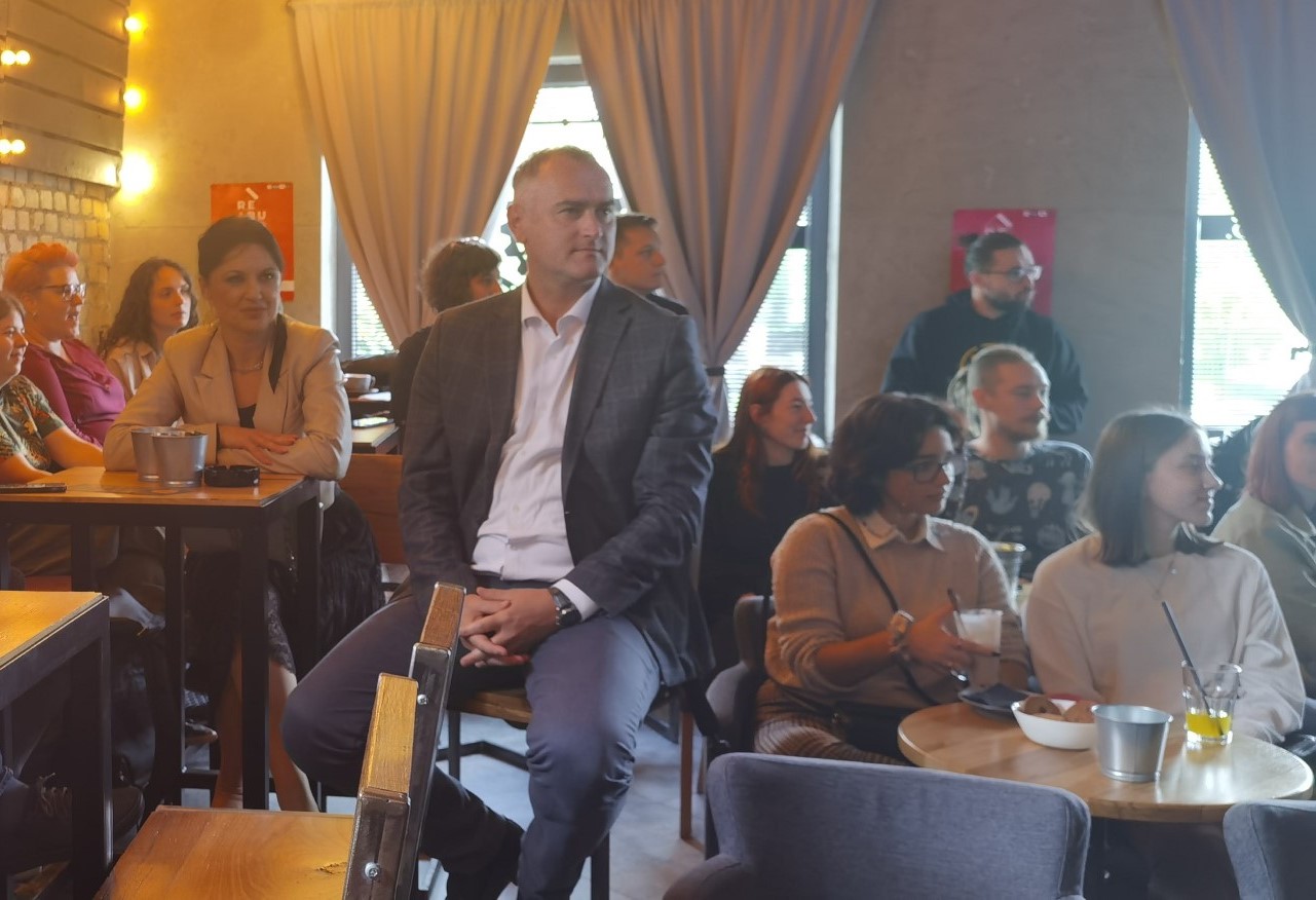 Mihael Jurić, zamjenik župana i Robertina Štajdohar, pročelnica UO za obrazovanje, kulturu, šport, mlade i civilno društvo sudjelovali su na interaktivnoj panel raspravi “Rad s mladima u turbulentnim vremenima“.