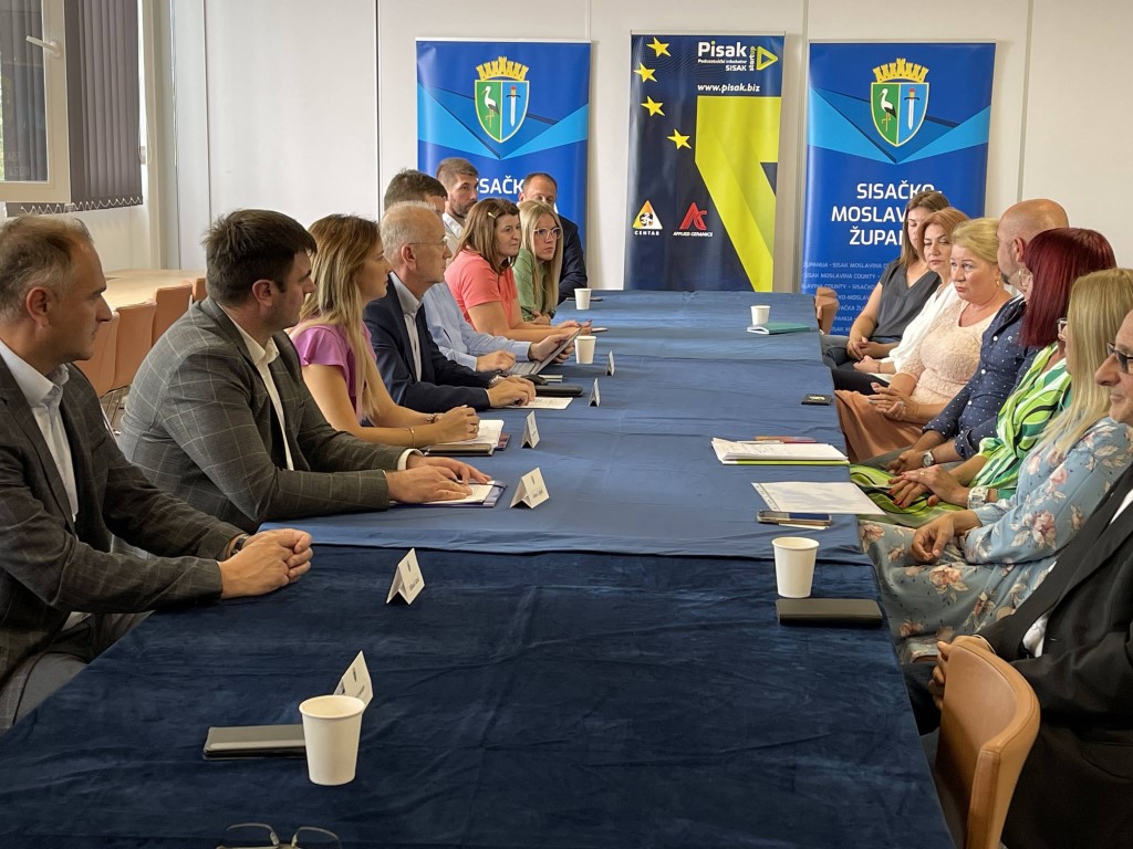 Župan Ivan Celjak sa suradnicima održao je u srijedu, 14. rujna 2022. godine, radni sastanak s predstavnicima HGK-Županijske komore Sisak, Obrtničke komore SMŽ i korisnicima kreditne linije HBOR-a za 2022. godinu.