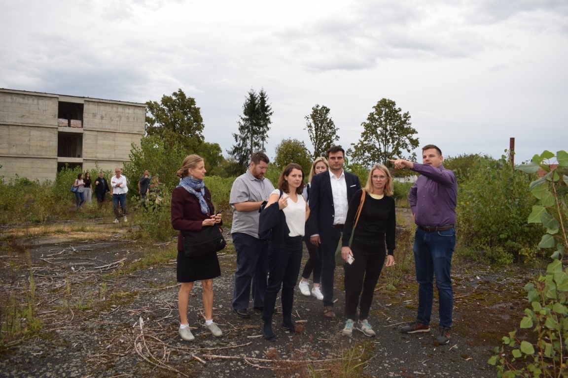 Župan Ivan Celjak, zajedno sa suradnicima, susreo se s predstavnicima Svjetske banke, Ministarstva prostornog uređenja, graditeljstva i državne imovine te Ministarstva znanosti i obrazovanja. Ovom prilikom obišle su se lokacije projekata koje Sisačko-moslavačka županija provodi ili priprema, a koje se mogu financirati putem zajma Svjetske Banke.