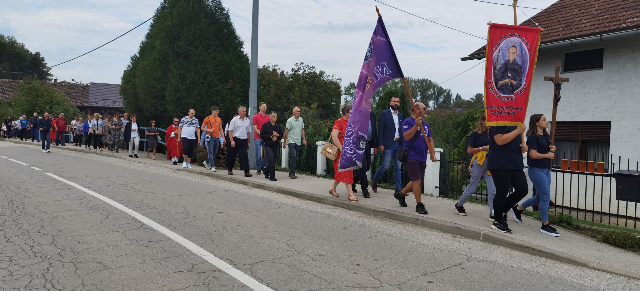 Vijećnik Županijske skupštine Tomislav Kralj nazočio je obilježavanju Dana mjesta Topolovac i bladana Glavosijeka svetog Ivana Krstitelja. Program je započeo procesijom, nakon čega su položeni vijenci kod spomenika poginulim braniteljima te održano misno slavlje u kapelici Sv. Ivana Krstitelja.