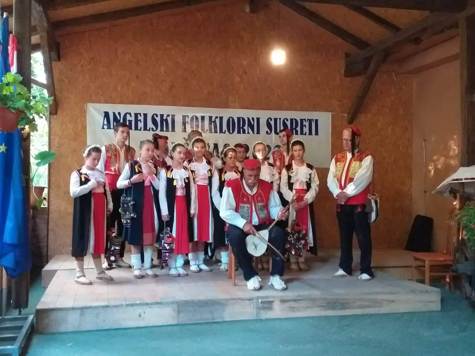 Vijećnica u Županijskoj skupštini Sanja Štingl-Vlašić je u nedjelju, 11. rujna 2022. godine, kao izaslanica župana Ivana Celjaka nazočila 18. smotri izvornog folklora, koja je održana kod župne crkve Sv. Franjo Ksaverski u Gornjem Viduševcu (Grad Glina).