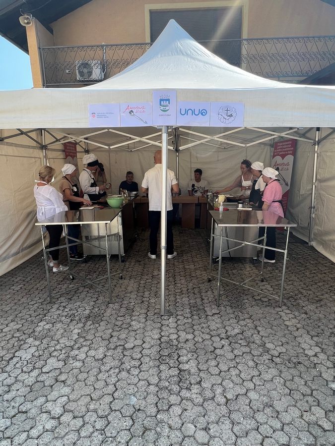 Izaslanica župana Ivana Celjaka i pročelnica Upravnog odjela za zdravstvo, socijalnu skrb i hrvatske branitelje, Alenka Ljubešić, je u srijedu 7. rujna 2022. godine, ispred Samostana sv. Antuna Padovanskog u Sisku nazočila Drugom nacionalnom gastro natjecanju za osobe s invaliditetom iznad 17 godina "Amorova žlica". Natjecanje je organizirala Udruga najosjetljivijih u osposobljavanju Unuo.