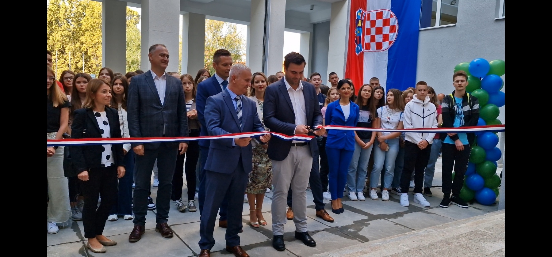 Župan Ivan Celjak i ravnatelj Gimnazije Božidar Dujmić su presijecanjem vrpce svečano označili otvorenje obnovljene i novoopremljene zgrade Gimnazije Sisak. 