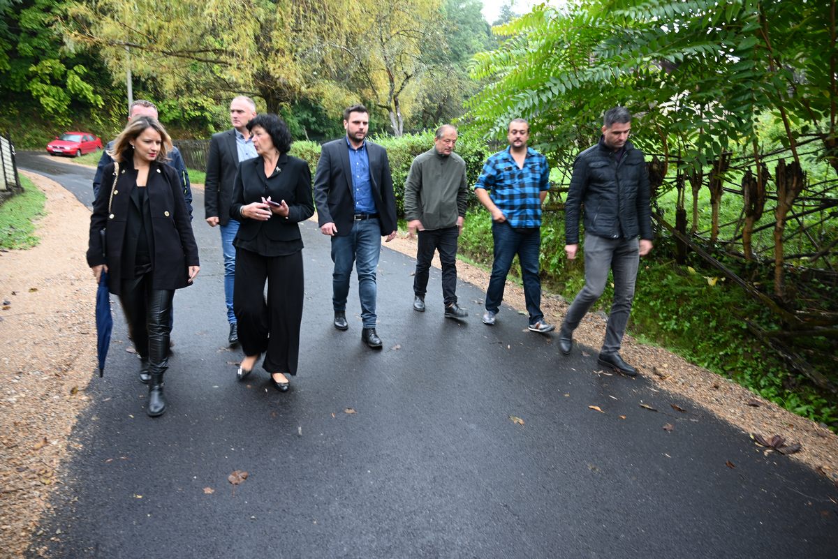 Župan Ivan Celjak sa suradnicima obišao je u utorak, 25. rujna 2023. godine obnovljene prometnice u naseljima Deanovići, Jošavica te Gornja i Donja Mlinoga na području grada Petrinje.