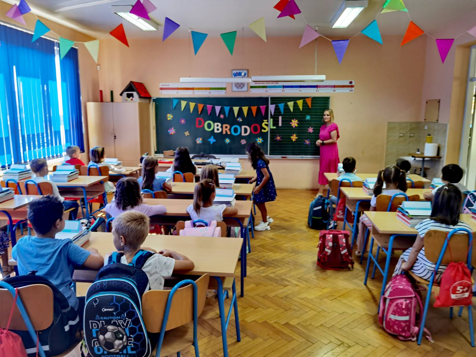 Prvi dan škole za male prvašiće u I. osnovnoj školi Petrinja, Područnoj školi u Hrastovici prošao je nasmijano na radost njihovih roditelja.