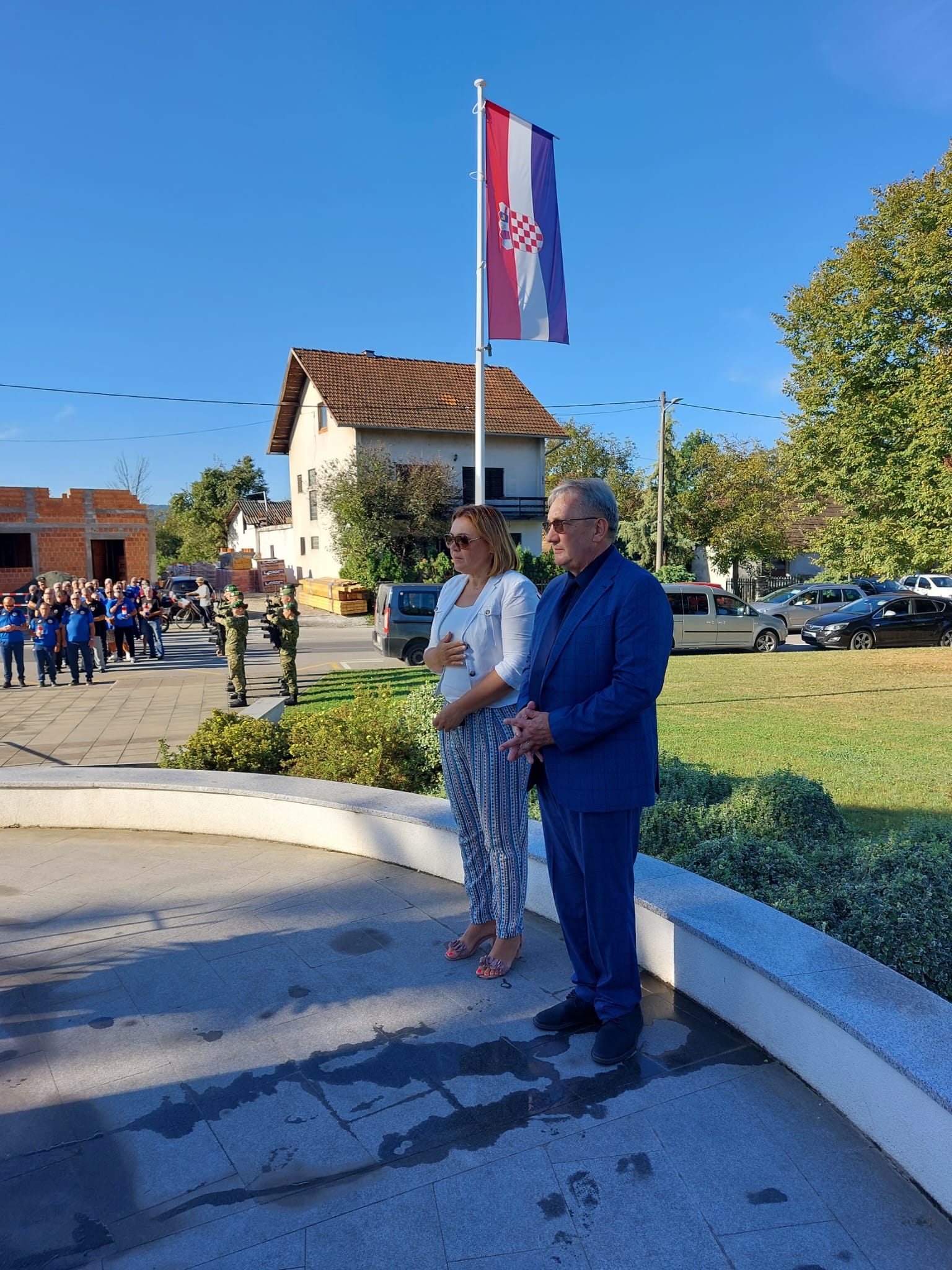 Pročelnica Upravnog odjela za zdravstvo, socijalnu skrb i hrvatske branitelje Alenka Ljubešić je sudjelovala u odavanju počasti kod spomenika pukovniku Predragu Matanoviću i suborcima na Senjaku, gdje su položeni vijenci i zapaljene svijeće, što je prethodilo svečanom otvaranju 19. petrinjskih susreta.