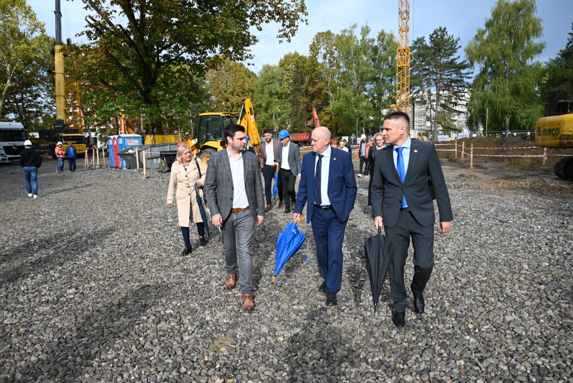 Potpredsjednik Vlade RH i ministar prostornoga uređenja, graditeljstva i državne imovine Branko Bačić obišao je danas područje Sisačko-moslavačke županije. Potpredsjedniku Vlade u obilasku su se pridružili župan Ivan Celjak, državni tajnik Domagoj Orlić te ravnatelj APN-a Dragan Hristov.