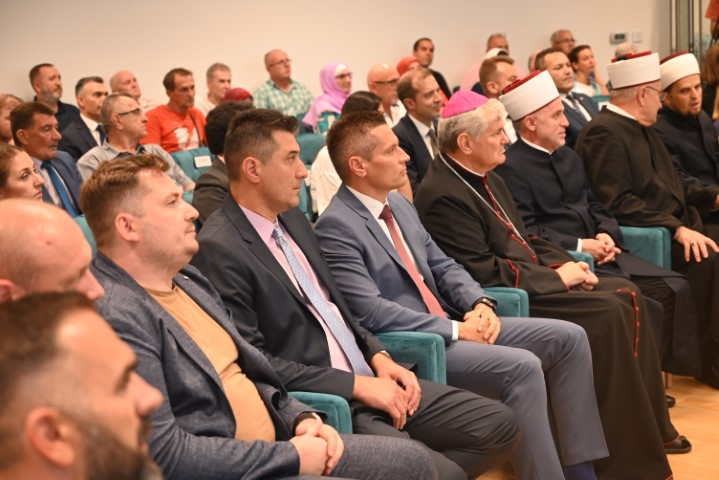 Državni tajnik Domagoj Orlić je, kao izaslanik župana Ivana Celjaka, nazočio svečanoj akademiji, koja je u povodu 2. obljetnice otvorenja Islamskog kulturnog centra u Sisku, održana u kongresnoj dvorani IKC-a.