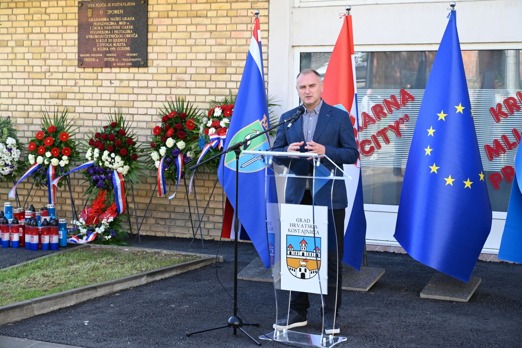 Prigodom 34. obljetnice organiziranog proboja iz opkoljene Hrvatske Kostajnice zamjenik župana Mihael Jurić odao je počast poginulim i nestalim hrvatskim braniteljima polaganjem vijenaca kod Spomen ploče proboja u Hrvatskoj Kostajnici. 