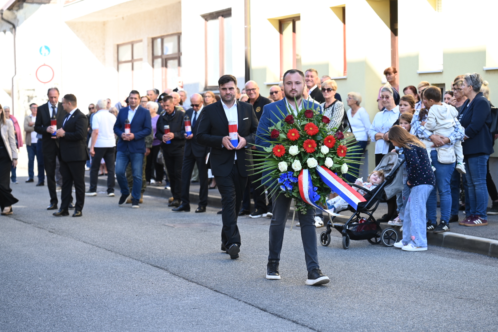 U Hrvatskoj Kostajnici danas je polaganjem vijenaca  i paljenjem svijeća kod Spomen-ploče proboja obilježena 35. obljetnica organiziranog proboja hrvatskih branitelja iz opkoljenog grada u Domovinskom ratu.
