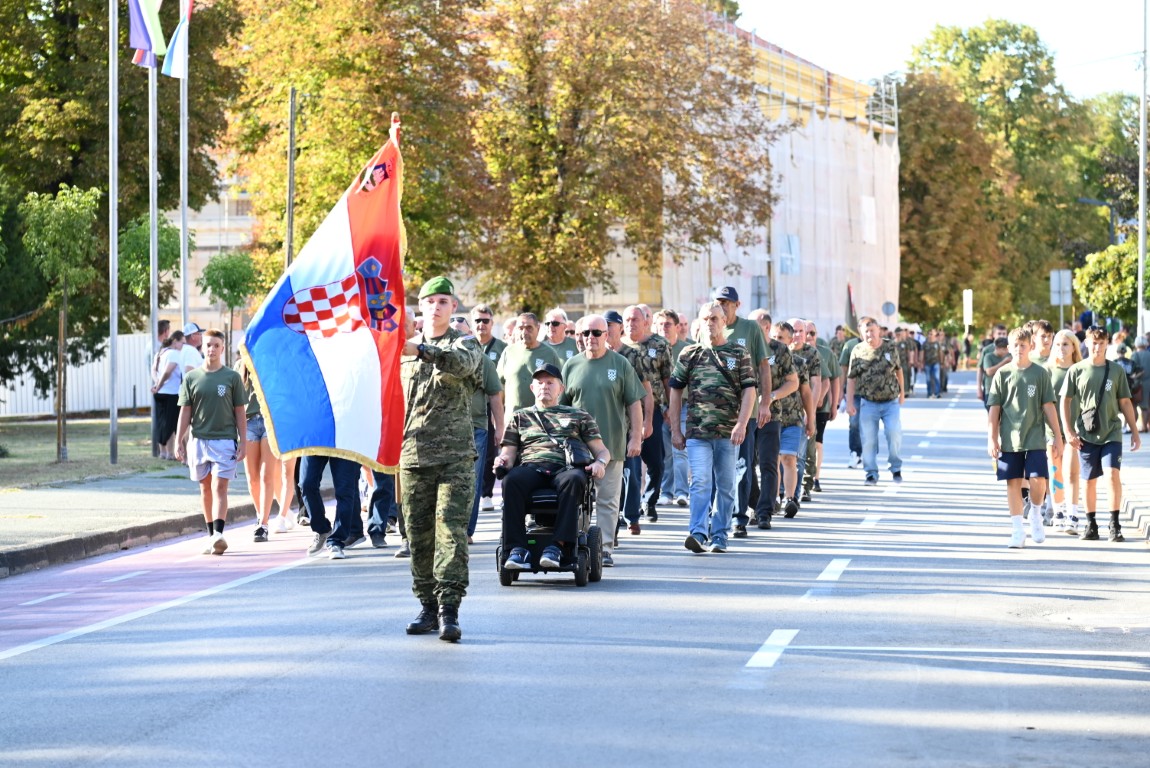 Svečanim programom jučer je obilježen Dan hrvatskih branitelja grada Siska, u znak zahvalnosti i trajnog sjećanja na sve hrvatske braniteljice i branitelje koji su sudjelovali u obrani Siska i Republike Hrvatske.