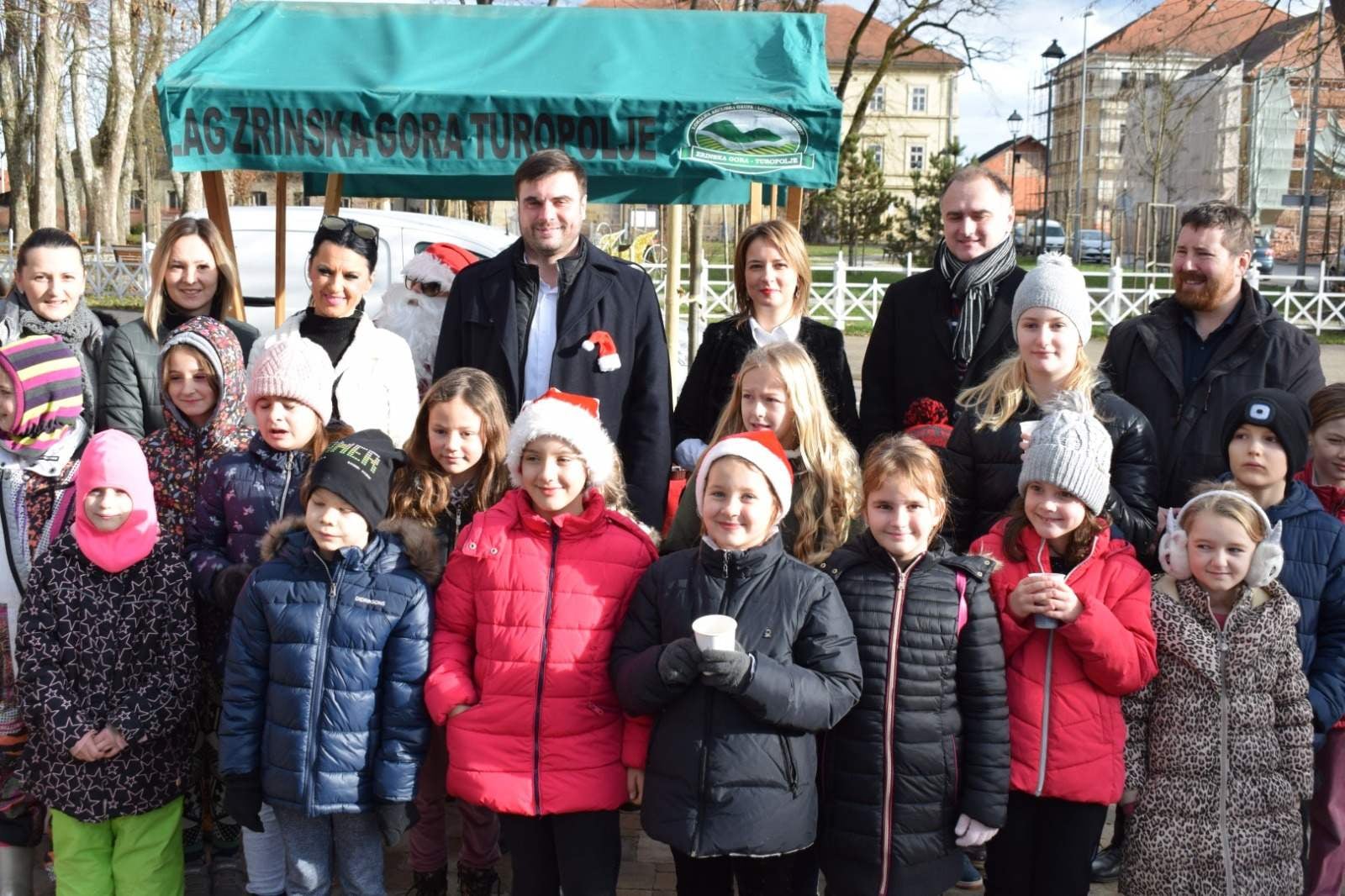 Župan Ivan Celjak je na sam Badnjak predao na korištenje klizalište na otvorenom u centru Gline kao dar Sisačko-moslavačke županije svim Glinjankama i Glinjanima. Klizalište je tijekom blagdana i školskih praznika privuklo mnoge, osobito one najmlađe, koji još uvijek mogu uživati u zimskim radostima.