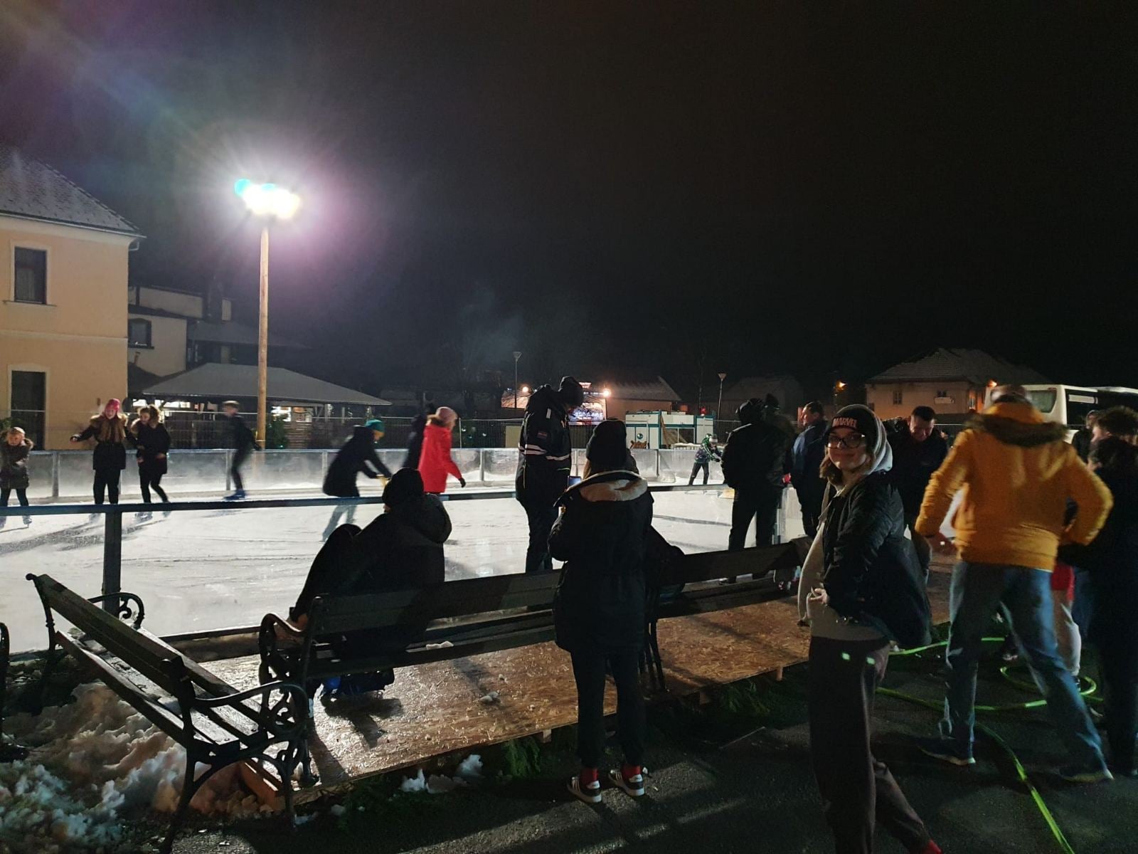 Župan Ivan Celjak je na sam Badnjak predao na korištenje klizalište na otvorenom u centru Gline kao dar Sisačko-moslavačke županije svim Glinjankama i Glinjanima. Klizalište je tijekom blagdana i školskih praznika privuklo mnoge, osobito one najmlađe, koji još uvijek mogu uživati u zimskim radostima.