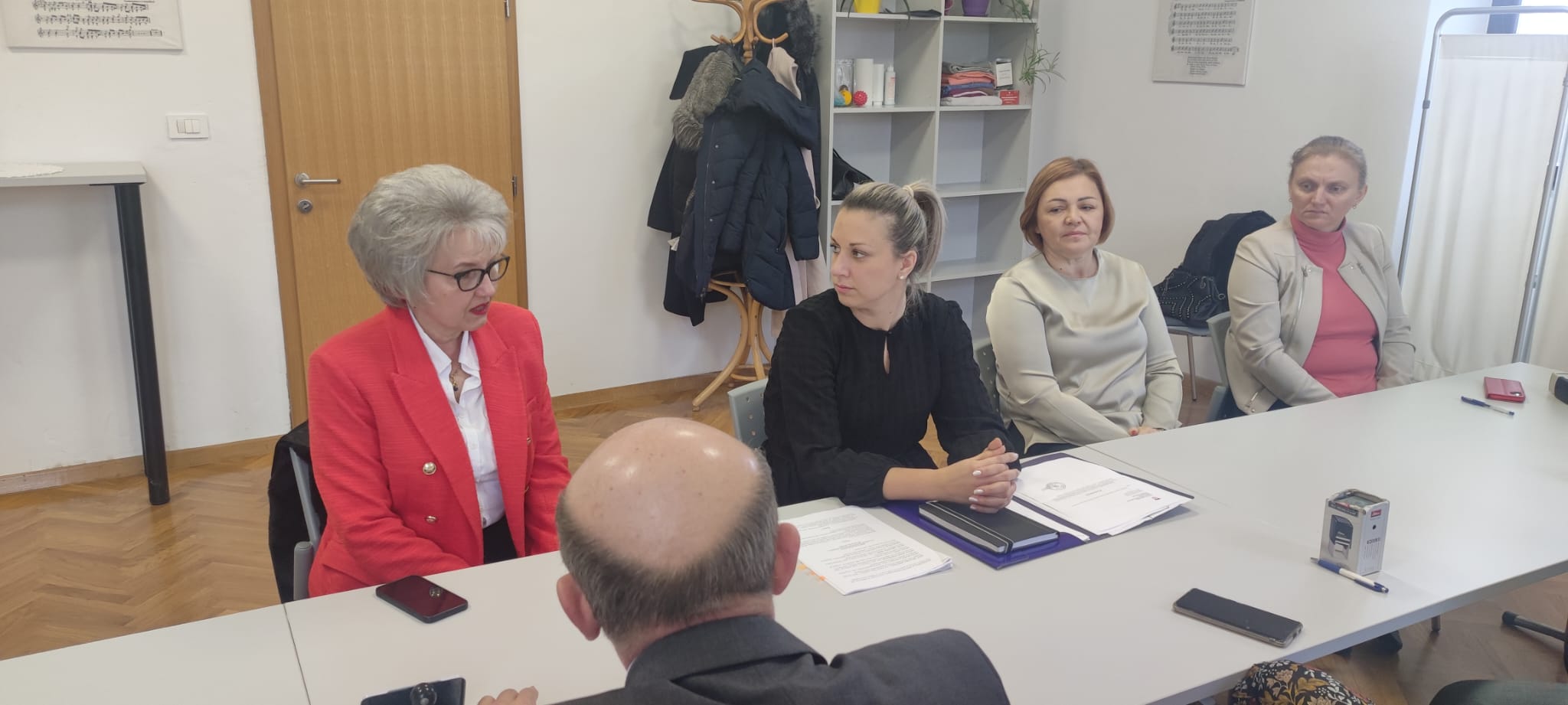 Stanovnici starije životne dobi i osobe s invaliditetom iz općina Majur, Donji Kukuruzari, Sunja, Hrvatska Dubica, Dvor i grada Hrvatska Kostajnica i dalje će imati dostupnu fizikalnu terapiju na svome području i osiguran besplatan prijevoz. Rezultat je to potpisanog dodatka Sporazuma o zajedničkom financiranju projekta „Korak prema zdravlju“ kojega sufinancira Sisačko-moslavačka županija, Grad Hrvatska Kostajnica i navedene općine.