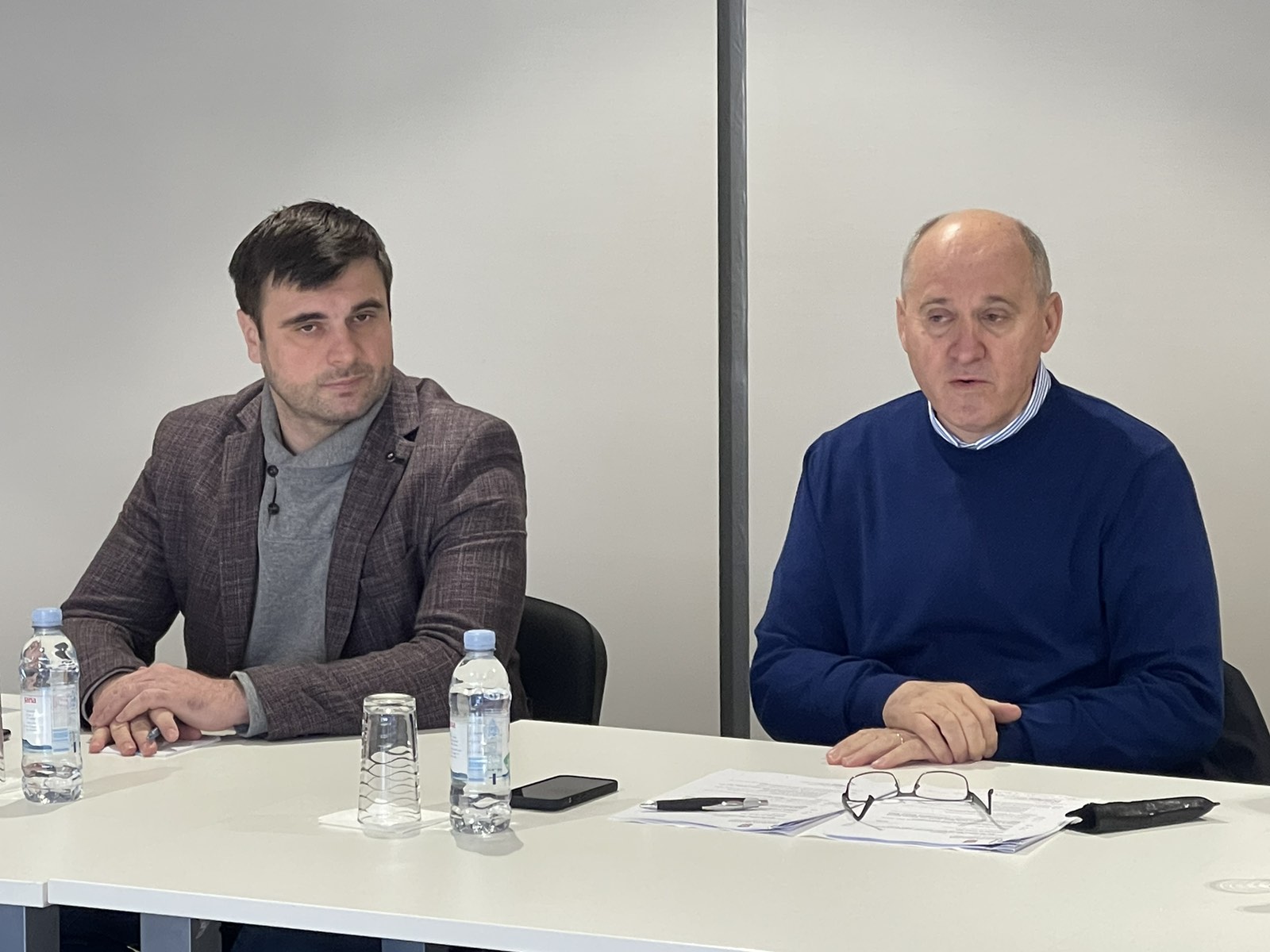 U samo tjedan dana novi ministar prostornog uređenja, graditeljstva i državne imovine Branko Bačić drugi je put posjetio Sisačko-moslavačku županiju. U Glini se sastao sa županom Ivanom Celjakom i gradonačelnikom Gline Ivanom Jankovićem nakon čega su obišli gradilište na kojem se grade četiri višestambene zgrade s 52 stana za stradalnike potresa koje će biti izgrađene ove godine.