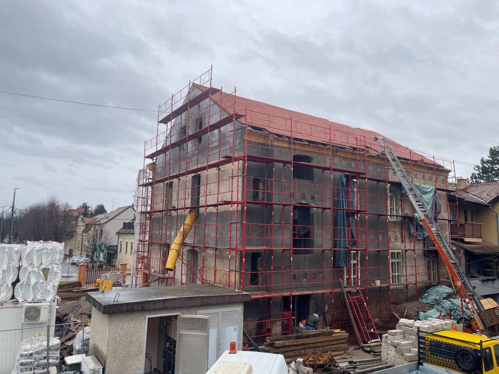 Sisak kao administrativno sjedište Sisačko-moslavačke županije u punom je fokusu aktualne županijske uprave. Nastojanja župana Ivana Celjaka za ravnomjernim razvojem svih područja Županije jednako se tako odnose i na obnovu svih u potresu stradalih područja, naravno u onom dijelu koji je u odgovornosti Sisačko-moslavačke županije, dijela obrazovanja, zdravstva i socijalne skrbi.