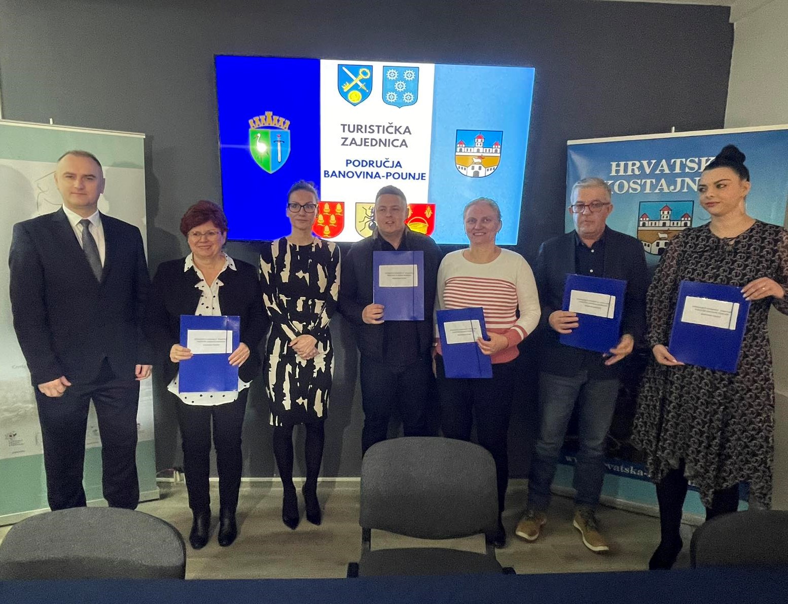 Dugogodišnja inicijativa povezivanja Grada Hrvatske Kostajnice i susjPovezivanje turističkih potencijala Banovine i Pounjaednih općina Banovine i Pounja danas je dobila i službenu potvrdu potpisivanjem Sporazum o osnivanju Turističke zajednice područja Banovine-Pounja kojega su u Hrvatskoj Kostajnici potpisali gradonačelnik Hrvatske Kostajnice Dalibor Bišćan, zamjenik načelnika Općine Dvor Franjo Juranović, načelnica Općine Donji Kukuruzari Lucija Matković, načelnica Općine Hrvatska Dubica Ružica Karagić, načelnica Općine Majur Klementina Karanović te načelnik Općine Sunja Grga Dragičević.