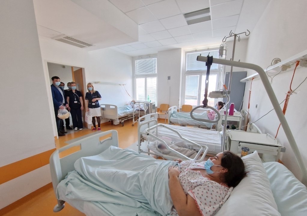 Presretnoj i ponosnoj mami Anamariji Pleše iz Popovače, kojoj je Luka drugo dijete, s košarom prigodnih darova čestitao je župan Ivan Celjak. 