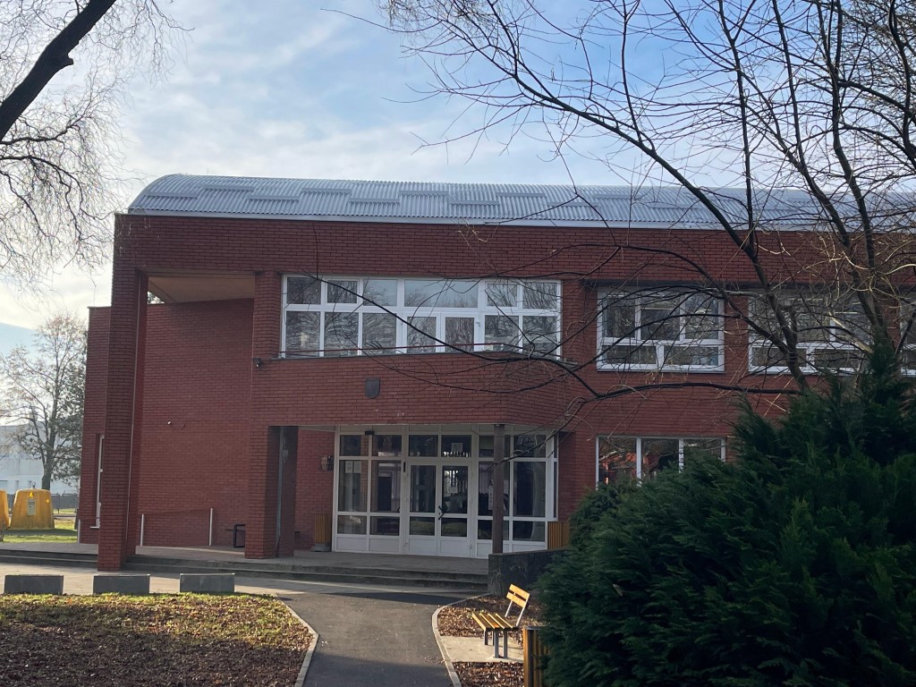 Ovaj tjedan završena je sanacija krovišta na Srednjoj školi Novska čija je vrijednost radova iznosila 1,7 milijuna kuna. Uz Sisačko-moslavačku županiju, koja je osigurala sredstva u iznosu oko 1,1 milijun kuna, projekt je sufinanciran i od strane Ministarstva regionalnog razvoja i fondova Europske unije sa 600.000,00 kuna. Završene radove obišao je u petak, 13. siječanja 2023. godine zamjenik župana Mihael Jurić.