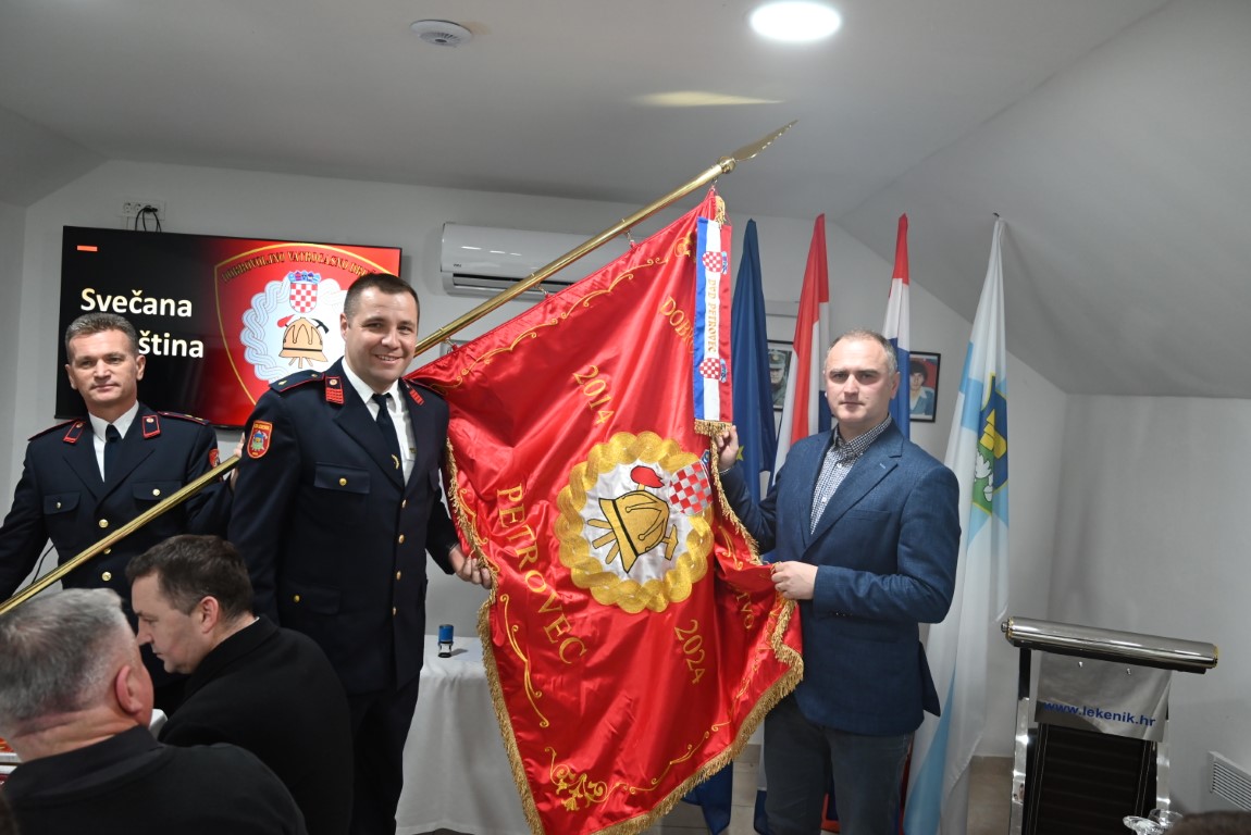 Zamjenik župana Mihael Jurić je u Petrovcu, naselju na području Općine Lekenik, nazočio svečanoj sjednici Skupštine Dobrovoljnog vatrogasnog društva Petrovec, održanoj u povodu desete obljetnice osnutka društva. Zamjenik župana je predsjedniku Društva, Goranu Grgcu, predao novu zastavu, kojoj je kum sisačko-moslavački župan Ivan Celjak.
