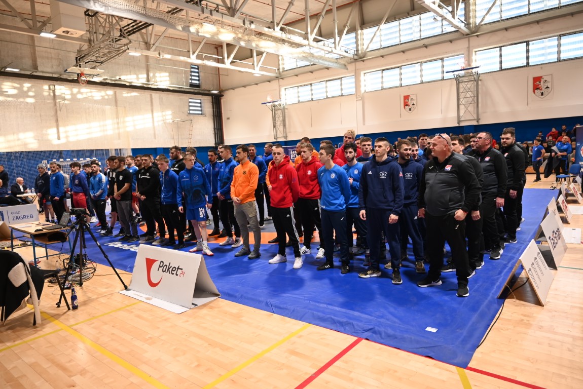 U sportskoj dvorani petrinjske OŠ Mate Lovraka održano je Prvenstvo Hrvatske u hrvanju za seniore. Svečanom otvorenju ovog najprestižnijeg hrvačkog natjecanja na nacionalnoj razini nazočio je zamjenik župana Mihael Jurić, a natjecanje je otvorio predsjednik Hrvatskog hrvačkog saveza Vladimir Bregović. Ovo je natjecanje bilo i najava najjačeg hrvačkog turnira na svijetu Zagreb Open Ranking Series 2025, koje će biti održano početkom veljače.