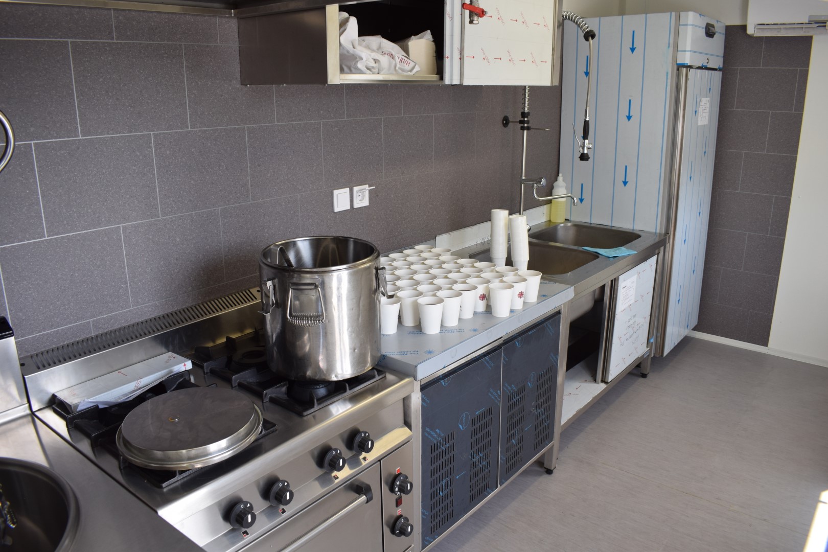 Zamjenik župana Mihael Jurić je u utorak, 13. srpnja 2021. godine, nazočio potpisivanju ugovora o korištenju i službenom pokretanju kontejnerske kuhinje koju Hrvatski Caritas stavlja na raspolaganje sisačkoj Općoj bolnici "dr. Ivo Pedišić".  Kontejnerska kuhinja (i prateći kontejnerski prostor za pripremu hrane) ima kapacitet 300 obroka koji će se ovdje svakodnevno pripremati za pacijente sve do završetka potpune obnove bolnice.