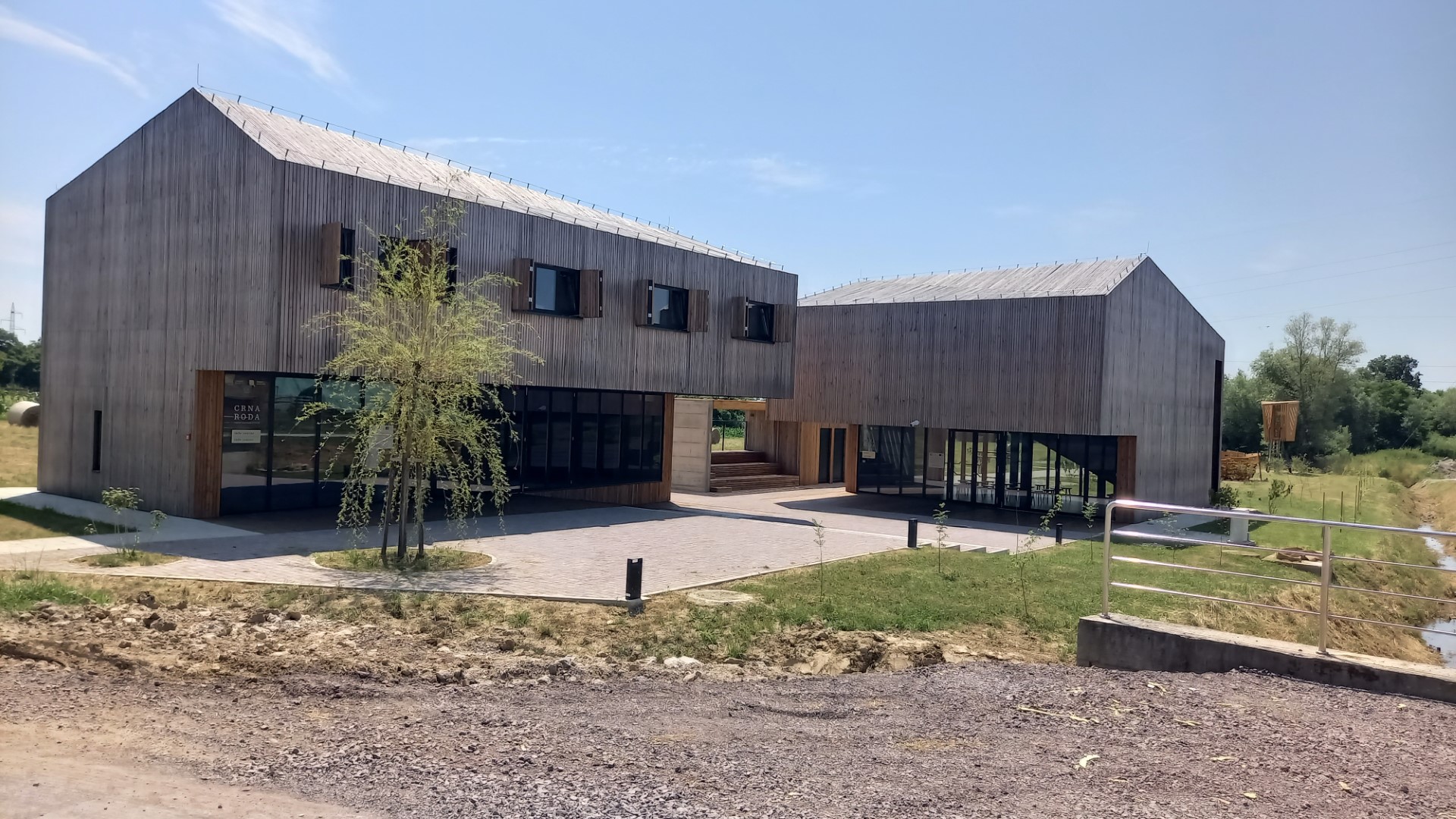 Predsjednik Županijske skupštine Mijo Šepak je u četvrtak 8. srpnja 2021. godine, nazočio u Osekovu konferenciji projekta "Povećanje privlačnosti i obrazovnog kapaciteta Parka prirode Lonjsko polje izgradnjom posjetiteljskog centra „Crna roda“ Osekovo“.  Projekt koji je u završnoj fazi je vrijedan 20 milijuna kuna, a financira se bespovratnim sredstvima od strane Ministarstva regionalnog razvoja i fondova EU. Ustanova ga provodi u suradnji sa Sisačko-moslavačkom županijom i Gradom Popovača.  Predsjednik Županijske skupštine Sisačko-moslavačke županije Mijo Šepak istaknuo je kako povećanje atraktivnosti Parka te povećanje obrazovnog kapaciteta ciljanih skupina glavni su cilj njegove provedbe.