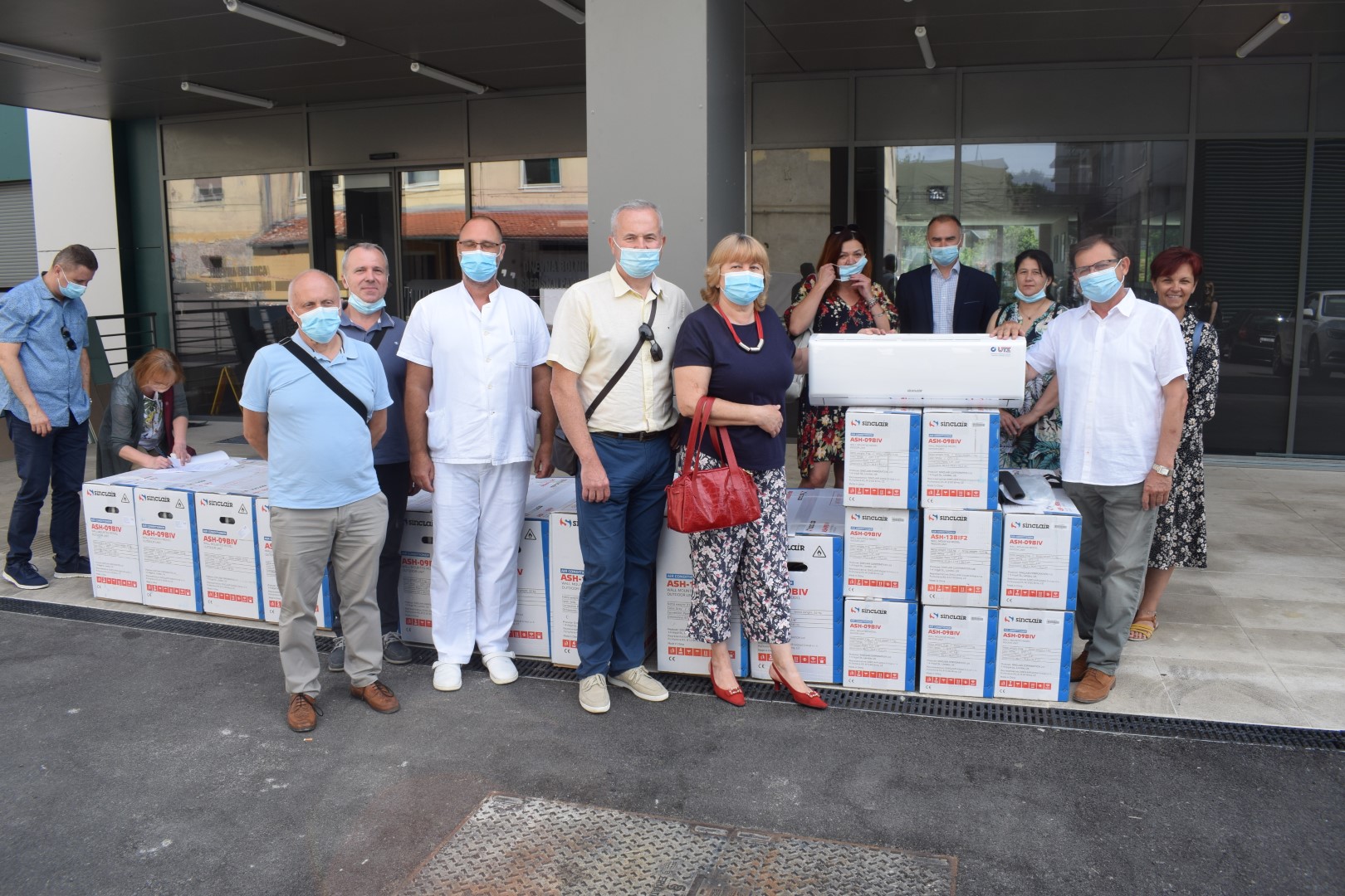 Zamjenik župana Mihael Jurić je u petak, 2. srpnja 2021. godine, ispred središnjeg paviljona Opće bolnice "dr. Ivo Pedišić" nazočio primopredaji donacije klima uređaja, koju je realiziralo Udruženje trgovaca Zagreb, koji je dio Obrtničke komore Zagreb i Hrvatske obrtničke komore.  Kako je prosinački potres ostavio posljedice koje se u različitim aspektima provlače kroz svakodnevni život ljudi na pogođenim područjima županije, članovi Udruženja su bili jedinstveni u ideji pomaganja pogođenom području. Tako su kroz konzultacije s Udruženjem obrtnika Sisak došli na ideju da se pomogne poboljšanjem uvjeta za bolesnike u sisačkoj bolnici nabavom klima uređaja. Vrijednost donacije je 50.000,00 kn.