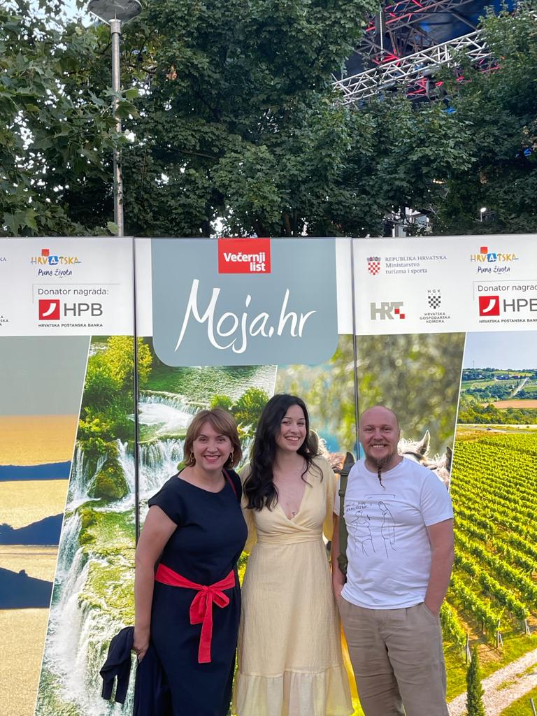 U četvrtak navečer, uz direktni prijenos HRT-a i nazočnost predstavnika Županije, pročelnika Marijana Beloševića i direktorice DM Zrina Nikoline Rokić, te Ingrid Padjen Đurić direktorice Turističke zajednice Sisačko-moslavačke županije, ekipa u sastavu Lucija Kosina i Danijel Pavlić u projektu Večernjeg lista Moja.hr uspješno je predstavila u šezdeset sekundi ljepote naše županije. Svrha projekta bila je osvijestiti bogatstvo svih hrvatskih županija i dati dobre primjere ostanka mladih u svojim krajevima. 