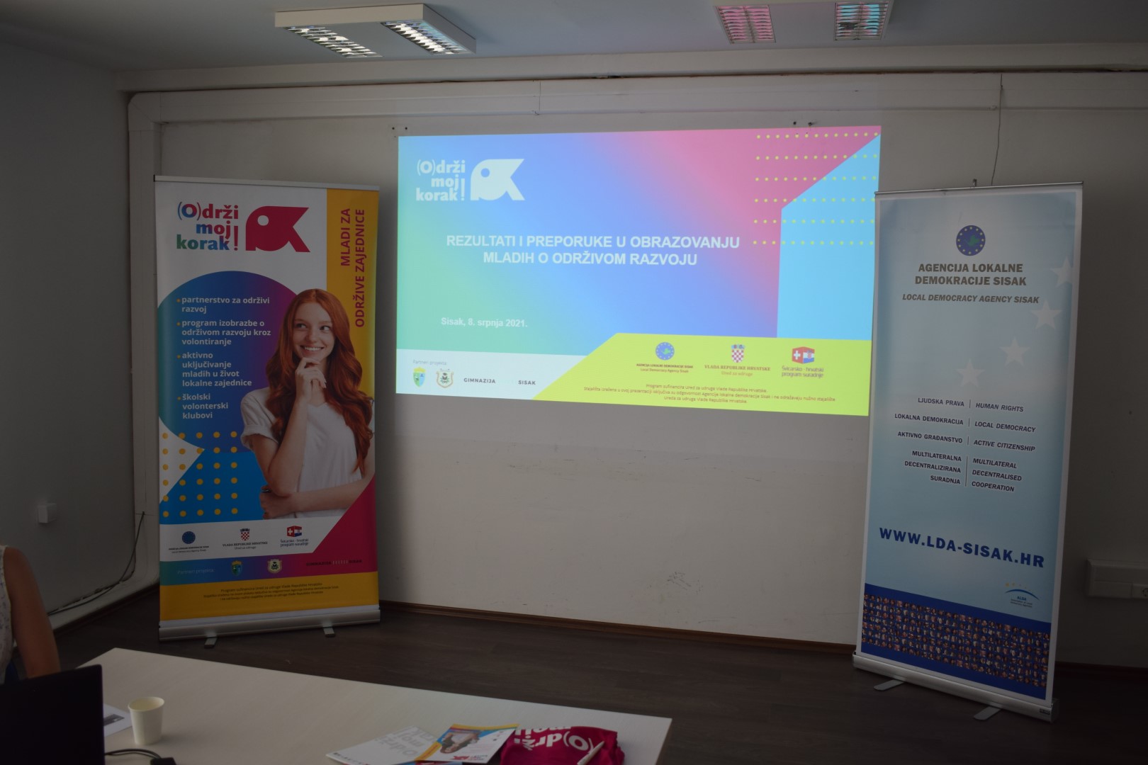 U četvrtak, 8. srpnja 2021. godine, održano je predstavljanje rezultata provedbe projekta "(O)drži moj korak!" kojeg je Agencija lokalne demokracije Sisak provela u partnerstvu s Gimnazijom Sisak, Srednjom školom Ivana Trnskog iz Hrvatske Kostajnice i Sisačko-moslavačkom županijom.  Projekt je usmjeren na međusektorsko partnerstvo u podizanju svijesti o održivom razvoju kroz volontiranje te razvoj praktičnog programa obrazovanja o održivom razvoju djece i mladih kroz volontiranje i rad školskih volonterskih klubova.