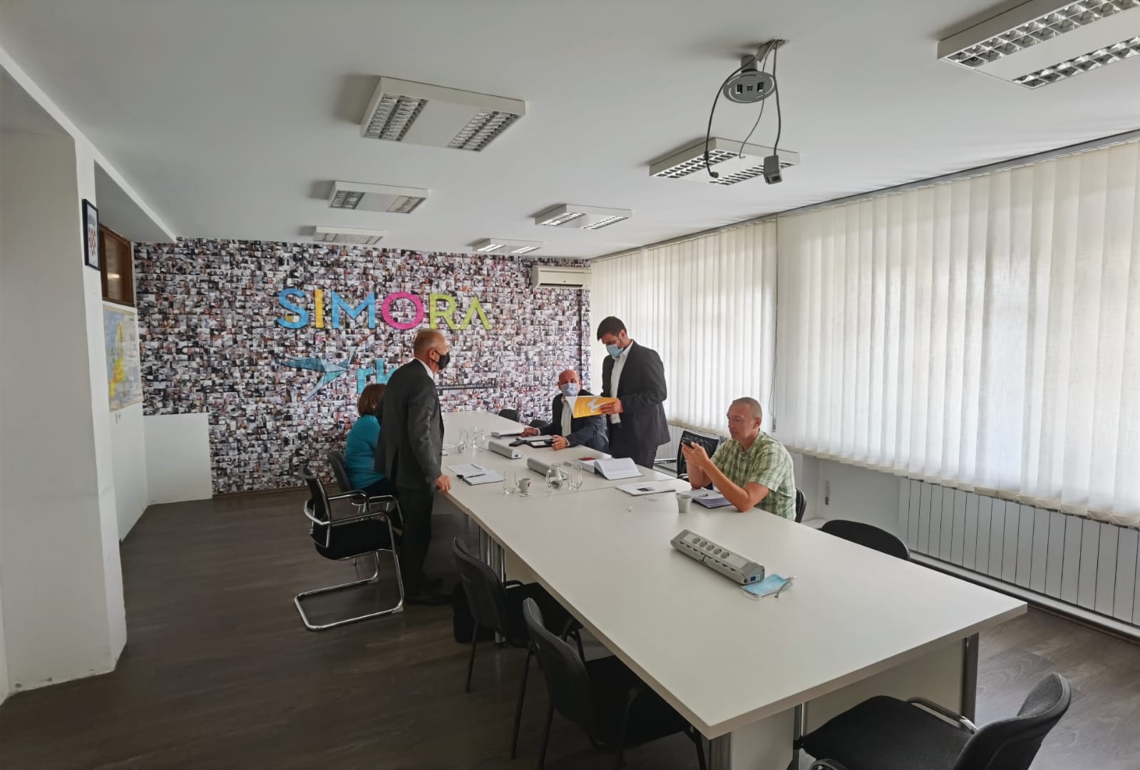 U ponedjeljak, 5. srpnja 2021. godine, održan je sastanak župana Ivana Celjaka i suradnika s predsjednikom HGK Županijske komore Sisak Tihomirom Babićem i suradnika te predstavnika SIMORA-e na temu informiranja o stanju gospodarstva u našoj županiji. Također se razgovaralo o suradnji na zajedničkim projektima i planu poticajnih mjera za danji razvoj gospodarstva u Sisačko-moslavačkoj županiji.