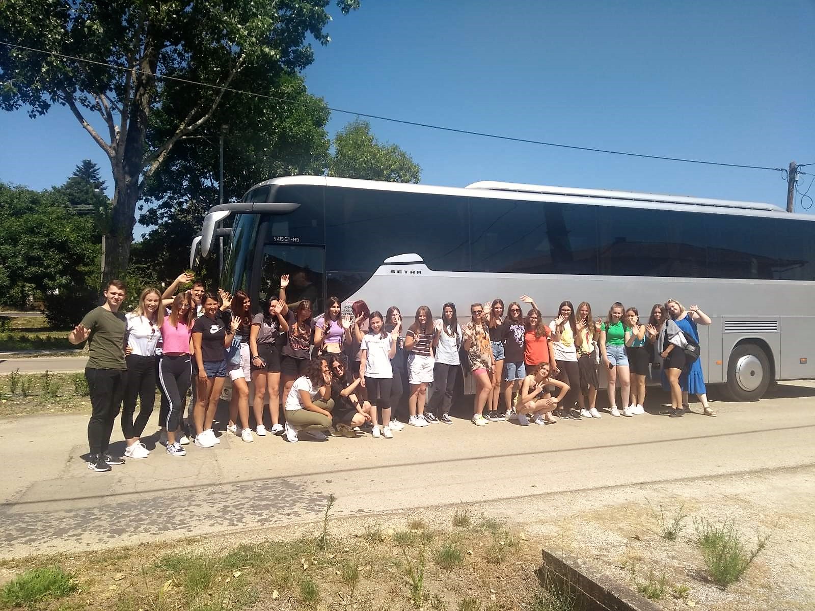 U jutarnjim satima petrinjski i sisački srednjoškolci krenuli su u ljetni kamp u Mađarsku. Učenice i učenici  Srednje škole Petrinja i Ekonomske škole Sisak, njih 42 i 3 pratitelja, prva su skupina koja se zaputila na ljetovanje u Mađarsku gdje će provesti 8 dana.  Ova aktivnost rezultat je jako dobre suradnje Sisačko-moslavačke županije i Mađarske Vlade koja je osigurala ljetni kamp za oko stotinjak djece srednjih škola u dva termina od 18. do 25 srpnja i od 25. do 31. srpnja 2022. godine.