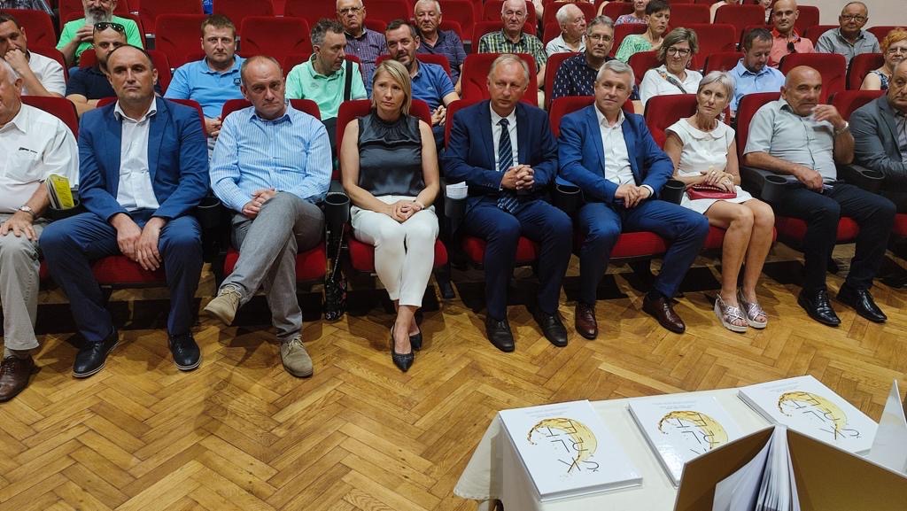 U subotu, 2. srpnja 2022. godine u Domu kulture u Kutini održana je promocija knjige "Škrlet-hrvatski vinski biser".