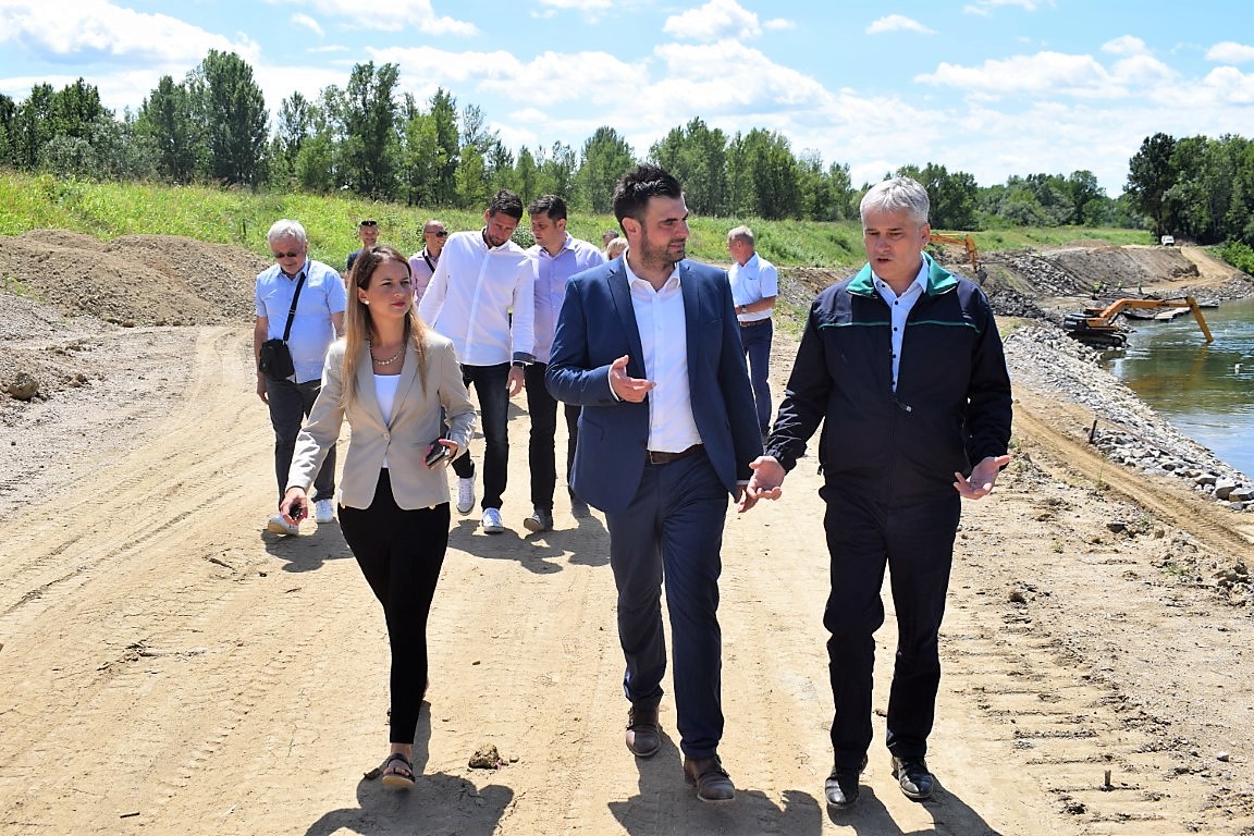Župan Ivan Celjak je, zajedno s generalnim direktorom Hrvatskih voda Zoranom Đurokovićem, u utorak, 12. srpnja 2022. godine, obišao u Sisku ključne točke na kojima su na nasipima uz rijeku Savu u tijeku sanacije šteta nastalih u potresu. 