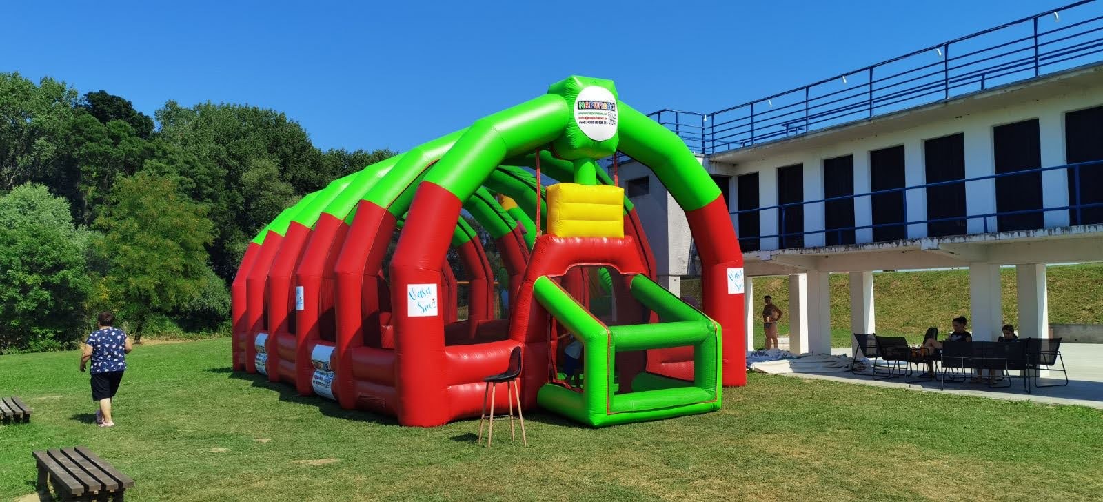 Petrinjsko kupalište bogatije za čak četiri zabavna sadržaja, napuhanaca za različite uzraste, a u narednim danima stiže i peti koji će se pozicionirati za vodu u vidu održavanja sportskih aktivnosti. Rezultat je to inicijative župana Sisačko-moslavačke županije Ivana Celjaka prema djeci s potresom zahvaćene Petrinje i svih posjetitelja petrinjskog kupališta.